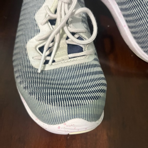 Size 8.5 Adidas sneakers - Picture 3 of 10